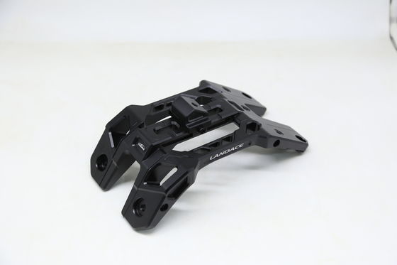 অ্যালুমিনিয়াম খাদ সিএনসি মেশিনিংয়ের জন্য সুবিধাজনক পাউডার লেপযুক্ত এ-পিলার লাইট মাউন্টিং ব্র্যাকেট