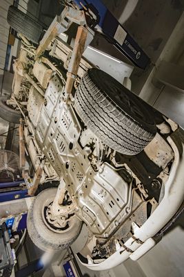 টয়োটা এলসি 100 এর জন্য মূল গাড়ি গর্ত ইনস্টলেশন আন্ডারকার্পোরিটি বর্ম জ্বালানী ট্যাঙ্ক স্কিড প্লেট